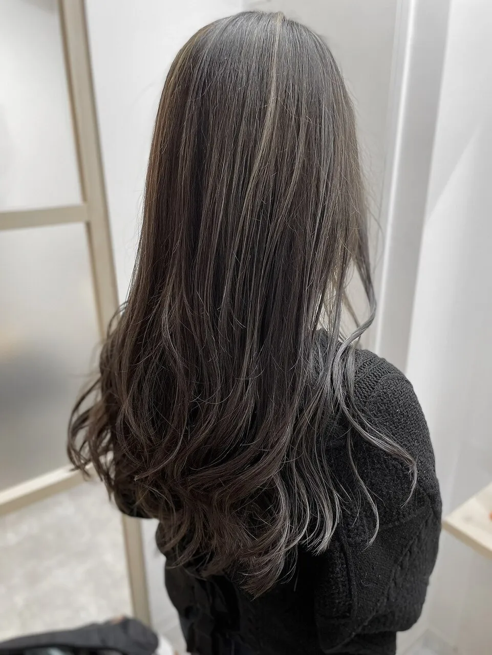 暗髪×ハイライト×コテ巻きスタイル